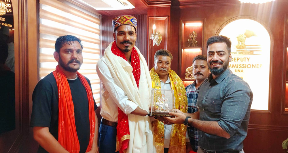 Deputy Commissioner honored star para athlete Nishad Kumar